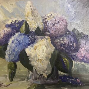 Живописный натюрморт маслом: пышный букет сирени белых, голубых и фиолетовых оттенков в стеклянной вазе на светлом фоне